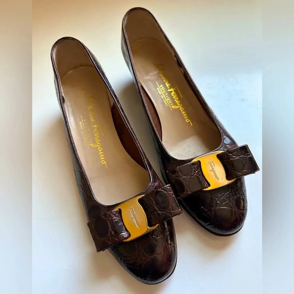 Vintage Salvatore Ferragamo Vara Brown Alligator Print  Leather Pumps W Bow